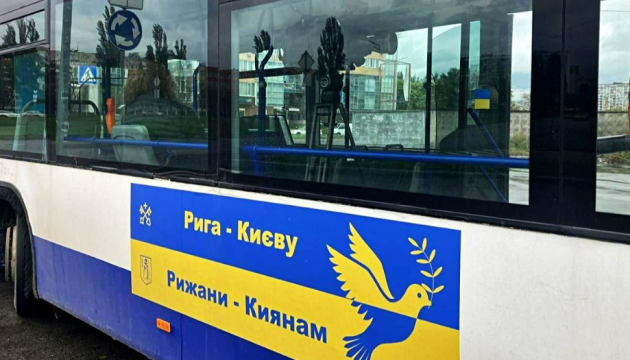 До Києва прибули 10 автобусів, які передала місту Латвія