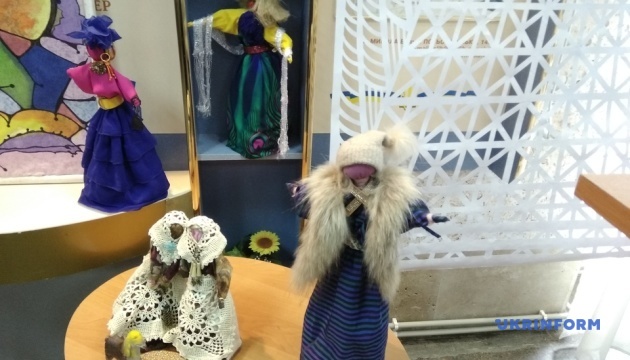 У Миколаєві відкрили виставку ляльок-мотанок 