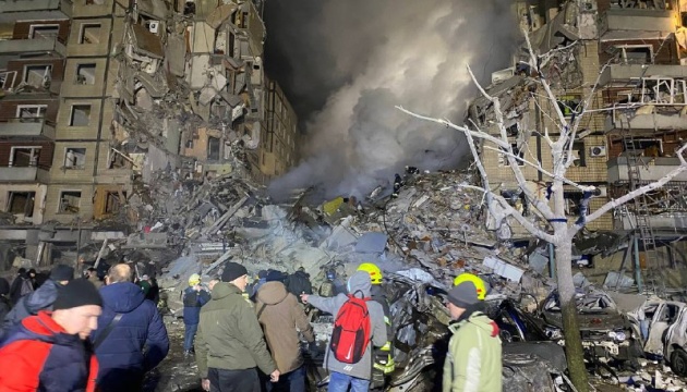 Зі зруйнованої багатоповерхівки у Дніпрі врятували 20 людей