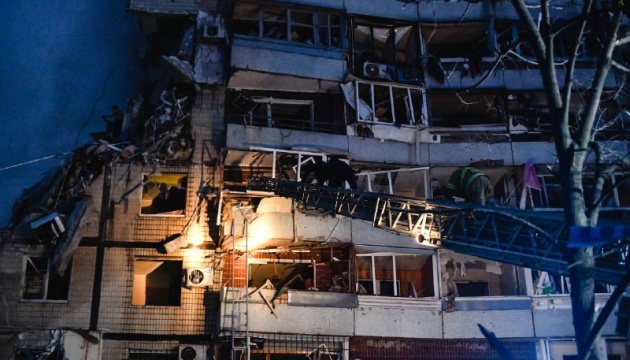 У Запоріжжі внаслідок ракетного удару постраждав багатоверховий будинок