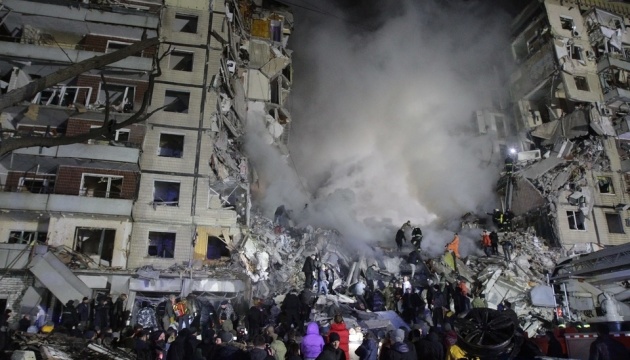 Edificio alcanzado por un misil ruso en Dnipró: El número de heridos aumenta de 39