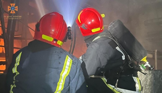Ракетний удар по Прикарпаттю: вогнеборці ліквідували займання на енергооб'єкті