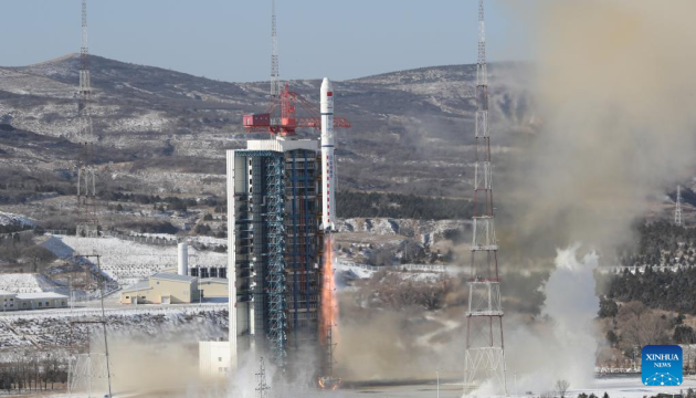Китай успішно запустив у космос 14 нових супутників