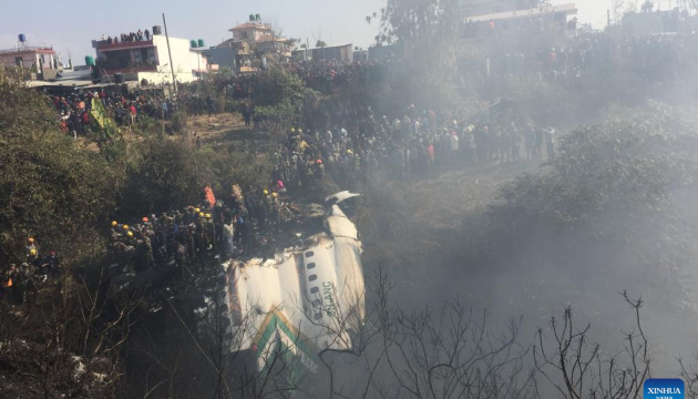 На місці падіння літака в Непалі знайшли 68 тіл