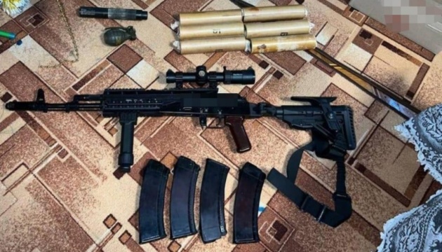 У торговця зброєю з Харкова знайшли автомати, тисячі набоїв і 60 реактивних снарядів
