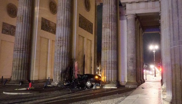У Берліні автомобіль в'їхав у Бранденбурзькі ворота, водій загинув