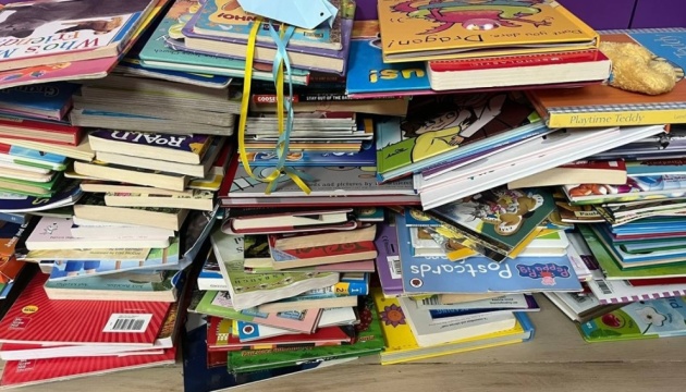Українська школа в ОАЕ зібрала книжки для бібліотеки в Україні