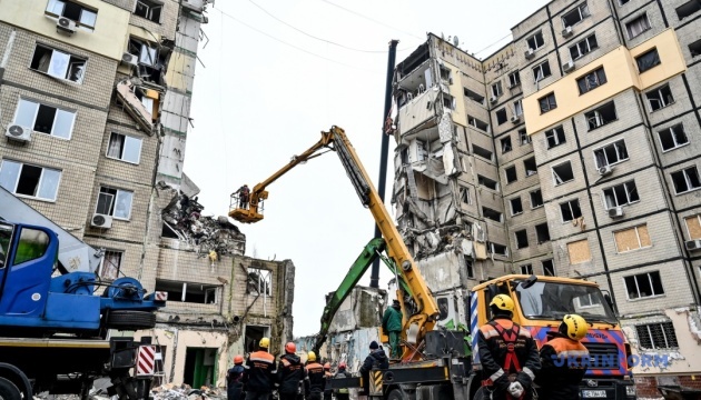 破壊されたドニプロ市集合住宅の瓦礫下からの捜索作業続く　死者は４１人