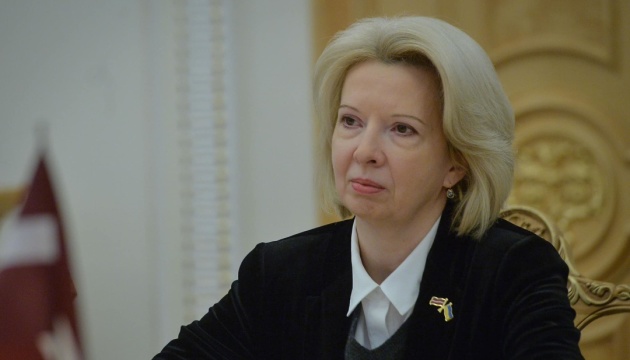 Verteidigungsministerin Lettlands macht ihre erste Auslandsreise in die Ukraine 