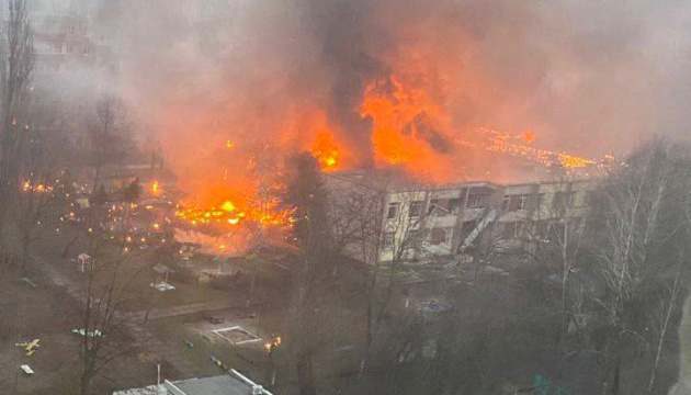 На місці катастрофи гелікоптера у Броварах загасили пожежу
