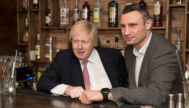 Klitschko presents Johnson with Honorary Citizen of Kyiv award