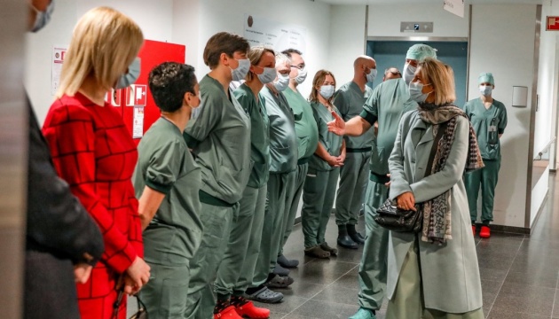 Міністр оборони Бельгії відвідала українських захисників у військовому госпіталі