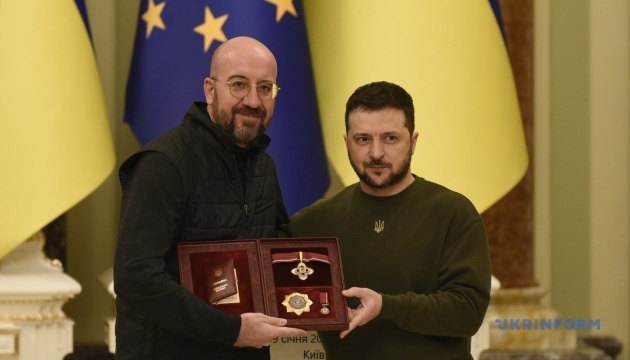 Zełenski wręczył przewodniczącemu Rady Europejskiej Order „Za zasługi”

