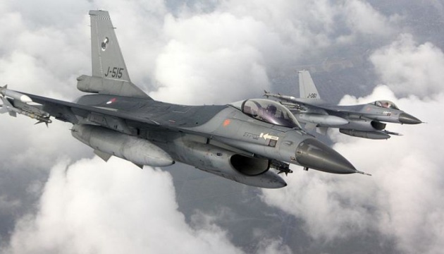 Нідерланди розглянуть передачу Україні винищувачів F-16 