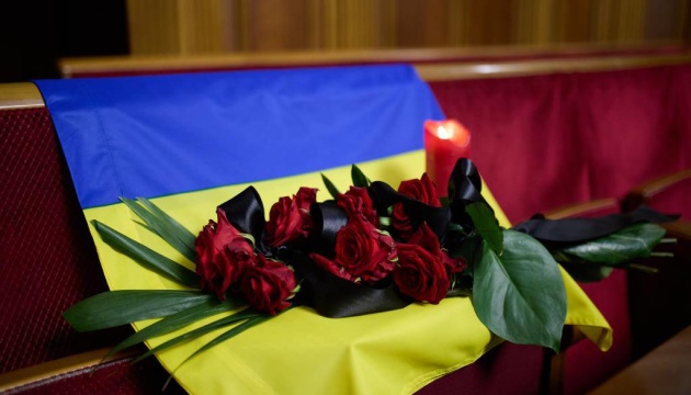 У Києві розпочалася церемонія прощання із загиблим у Броварах керівництвом МВС