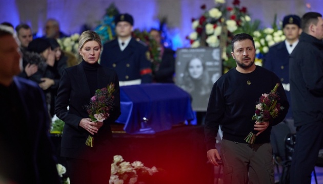 ゼレンシキー宇大統領、ヘリ墜落で死亡した内務省幹部の告別式に出席
