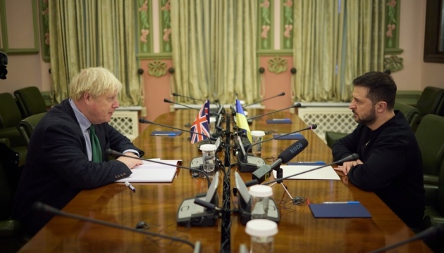 Selenskyj und Johnson besprechen Lage an der Frontlinie und „Friedensgipfel“
