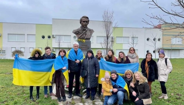У Сербії День соборності України відзначили біля пам'ятника Шевченку
