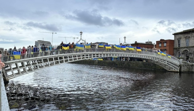 Українці утворили ланцюг єдності на найвідомішому мості Дубліна