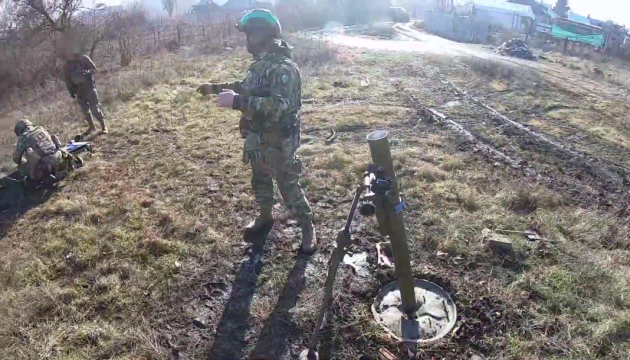 Grenzsoldaten nehmen feindliche Stellung bei Bachmut ein