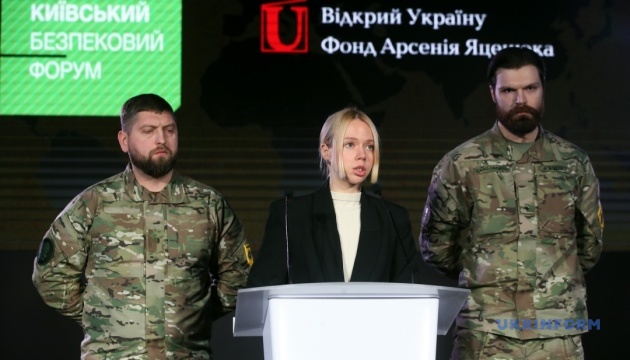 Дружина командира полку «Азов» закликала визволити українських бійців з полону рф