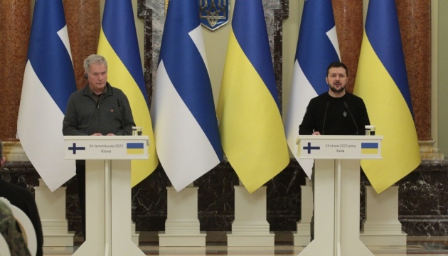 En visite à Kyiv, le président finlandais Sauli Niinisto s’est entretenu avec Volodymyr Zelensky