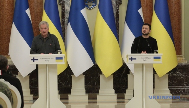 Gepanzerte Fahrzeuge für Ukraine: Selenskyj und Niinistö erörtern Schaffung einer Plattform