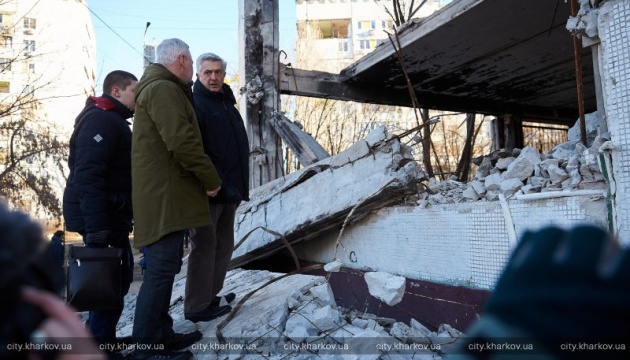 UN-Hochkommissar für Flüchtlinge besucht ein Wohnviertel in Charkiw