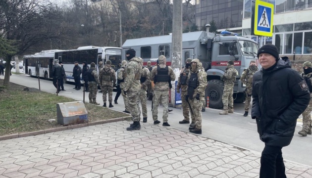 Кримськотатарських активістів у Сімферополі відправили під арешт на 10-16 діб