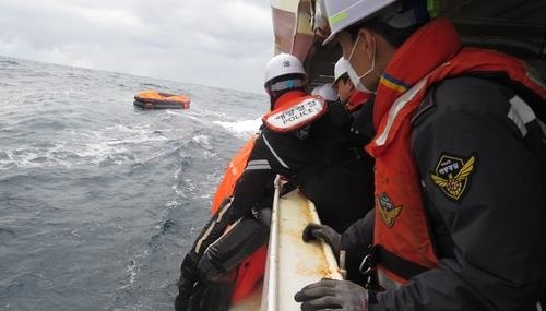 Біля Південної Кореї затонуло вантажне судно — 14 членів екіпажу врятували, інших шукають