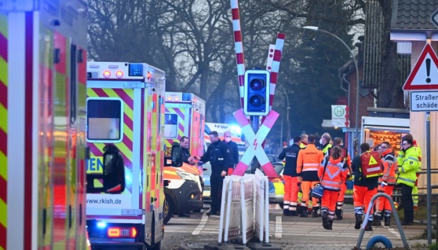 У Німеччині чоловік з ножем напав на пасажирів поїзда, є жертви та поранені