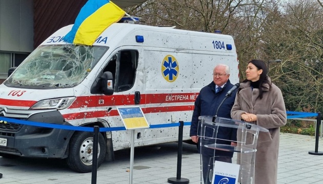 У Страсбурзі відкрили інсталяцію розстріляної росіянами машини швидкої допомоги
