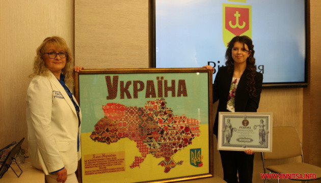 У Вінниці зареєстрували національний рекорд - найбільшу мапу України, вишиту підліткою