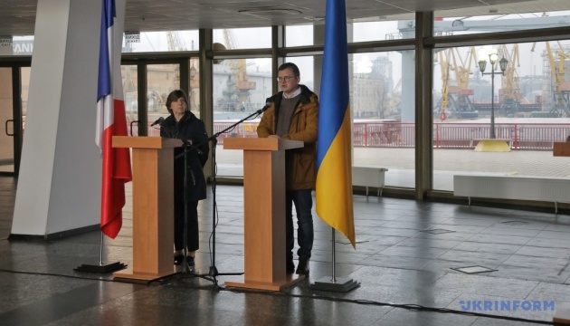 La France va remettre un deuxième laboratoire mobile d'analyses ADN à l'Ukraine