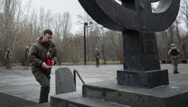 ゼレンシキー宇大統領、ホロコースト犠牲者の追悼日に記念碑訪問