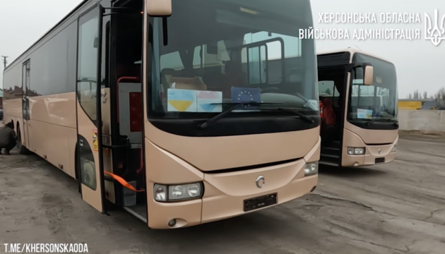 Три громади Херсонщини отримали сучасні шкільні автобуси