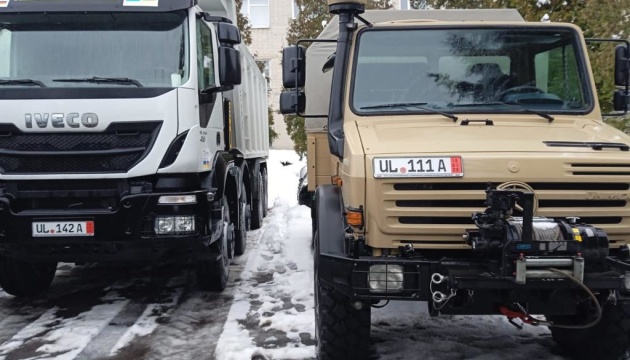 Alemania entrega a los guardias fronterizos ucranianos aviones cisterna y camiones
