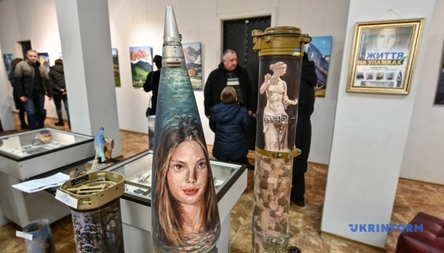 Artista de Zaporiyia recauda dinero para las Fuerzas Armadas creando pinturas sobre restos de proyectiles