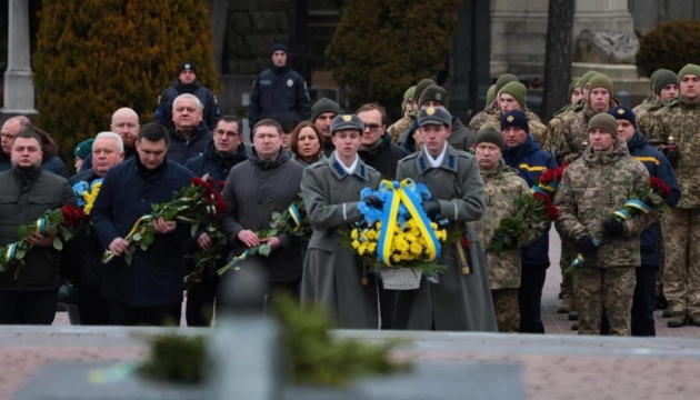 У Львові вшанували пам'ять учасників бою під Крутами, які поховані на Личаківському цвинтарі