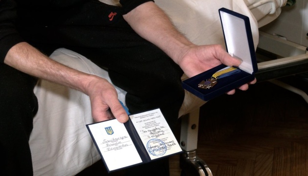 Наєв вручив пораненим військовослужбовцям відзнаки «За службу та звитягу»