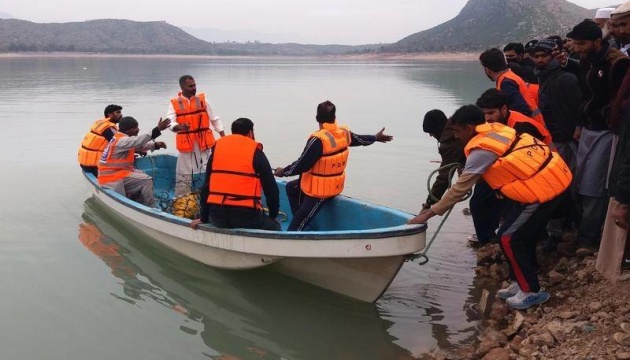 У Пакистані під час прогулянки озером перекинувся човен із дітьми, щонайменше 10 загиблих