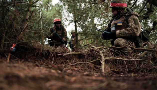 Ukrainian troops undergo mine safety training in UK