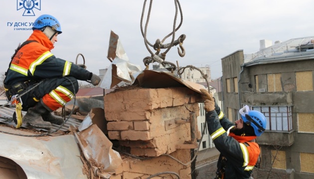 Ракетний удар по Харкову: з-під завалів будинку дістали фрагменти тіла загиблої жінки
