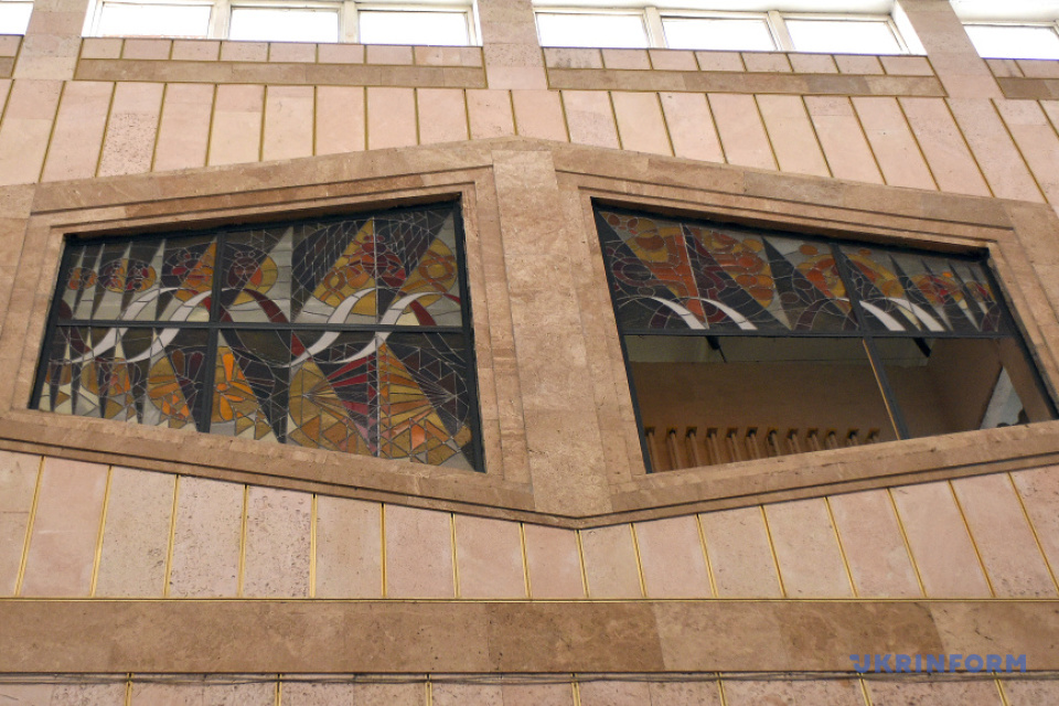 Ракетный удар рф уничтожил уникальные витражи университета Шевченко / Фото: Руслан Канюка, Укринформ