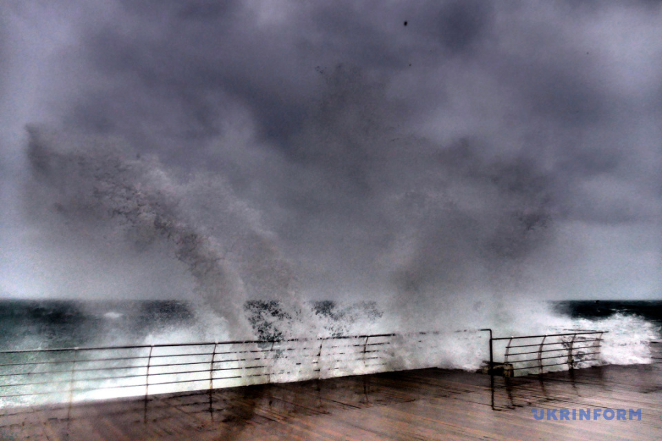 Зимовий шторм в Одесі / Фото: Юлій Зозуля, Укрінформ 
