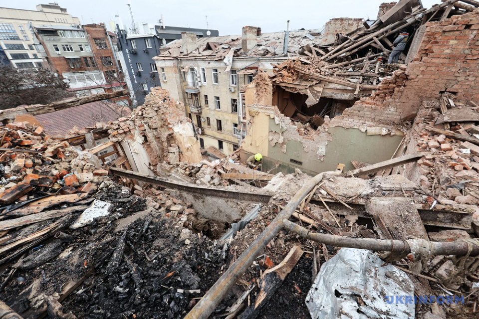Rettungskräfte räumen Trümmer am Ort des nächtlichen Raketenangriffs der russischen Besatzer in Charkiw / Foto: Wyatscheslaw Madijewskyj. Ukrinform