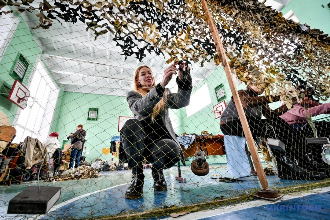 Запорожские волонтеры плетут для военных маскировочные сетки / Фото: Дмитрий Смольенко, Укринформ