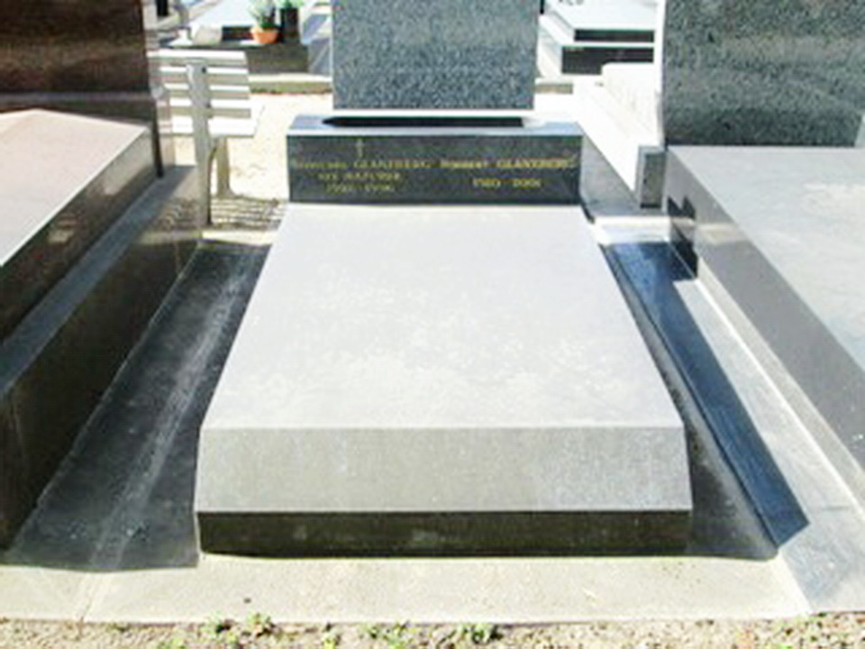 Могила на кладовищі