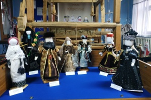 У Нетішині відкрили виставку ляльок-мотанок діаспорського проєкту «Князівни та княгині»