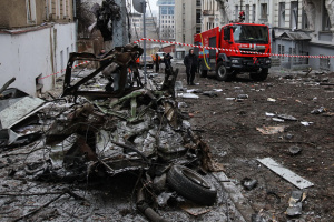 Eliminan los escombros y buscan a las víctimas en el lugar de explosión en Járkiv